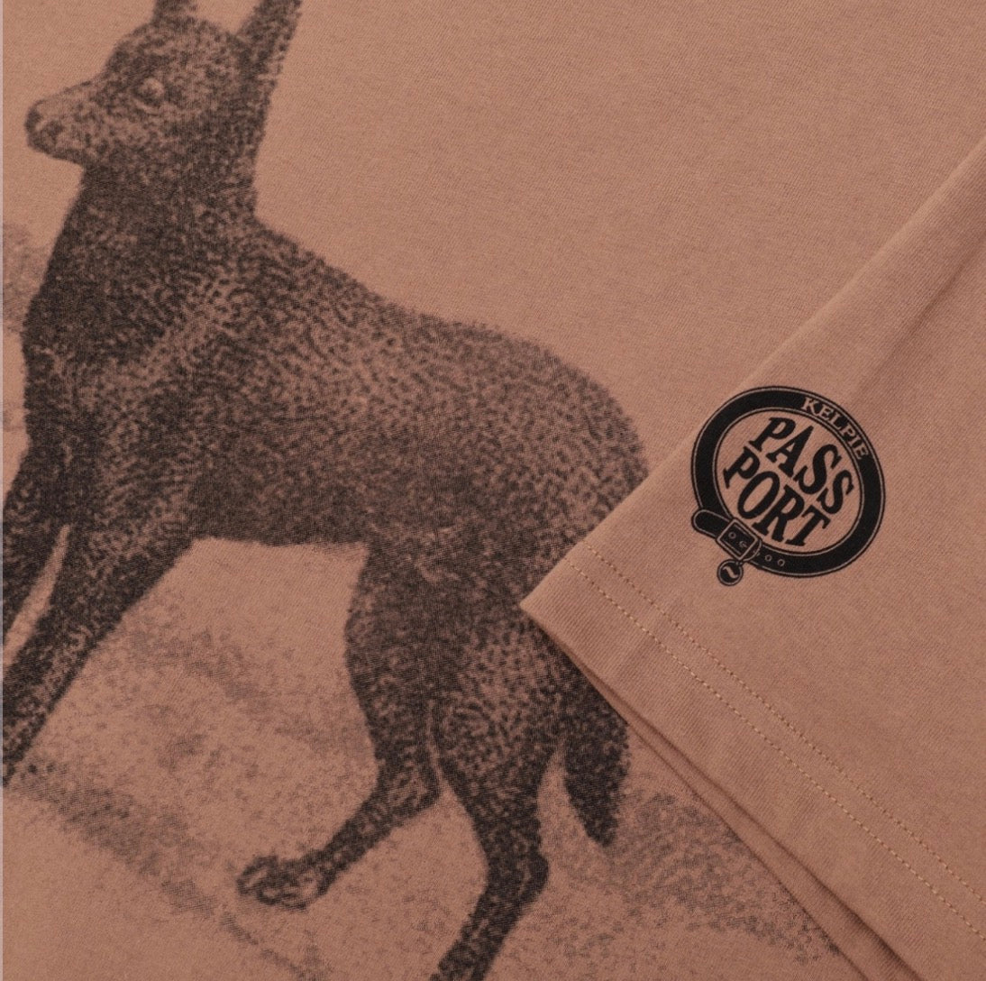 PASSPORT KELPIE TEE DUSTY BROWN