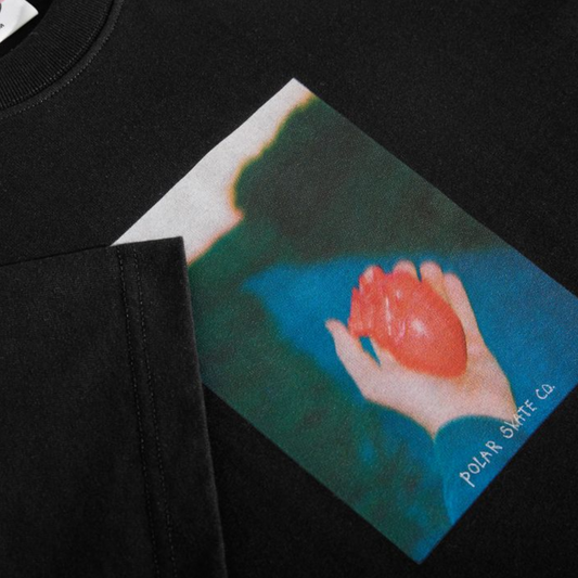 POLAR HEART IN HAND TEE BLACK