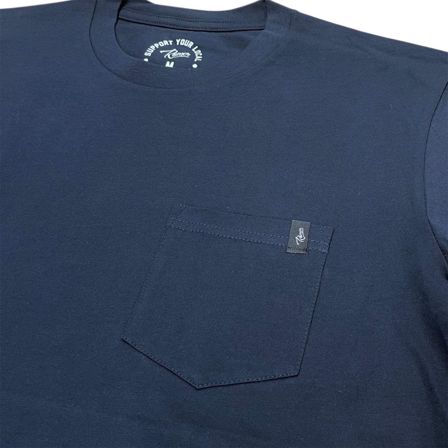 RUMOR LABEL POCKET TEE NAVY