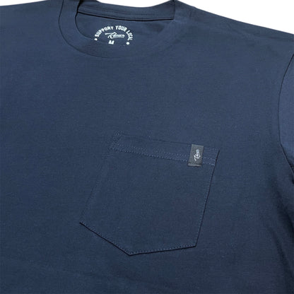RUMOR LABEL POCKET TEE NAVY