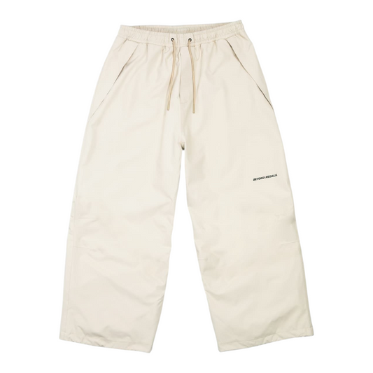 BEYOND MEDALS PARK PANT BIEGE 2026