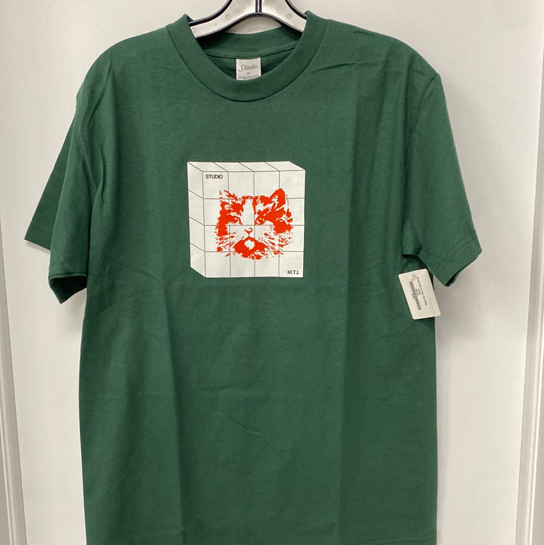 STUDIO CAT IN CUBE TEE FOREST/WHITE